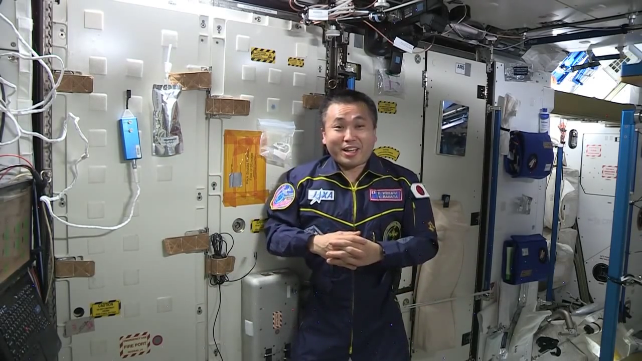  L'astronaute de l'Agence Japonaise d'Exploration Aérospatiale Koichi Wakata debout devant le Système de Récupération d'Eau de l'ISS (NASA Johnson, 2014) 